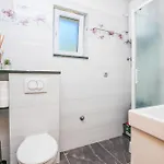 דירה With Parking Space Duce, - 24975 אומיס